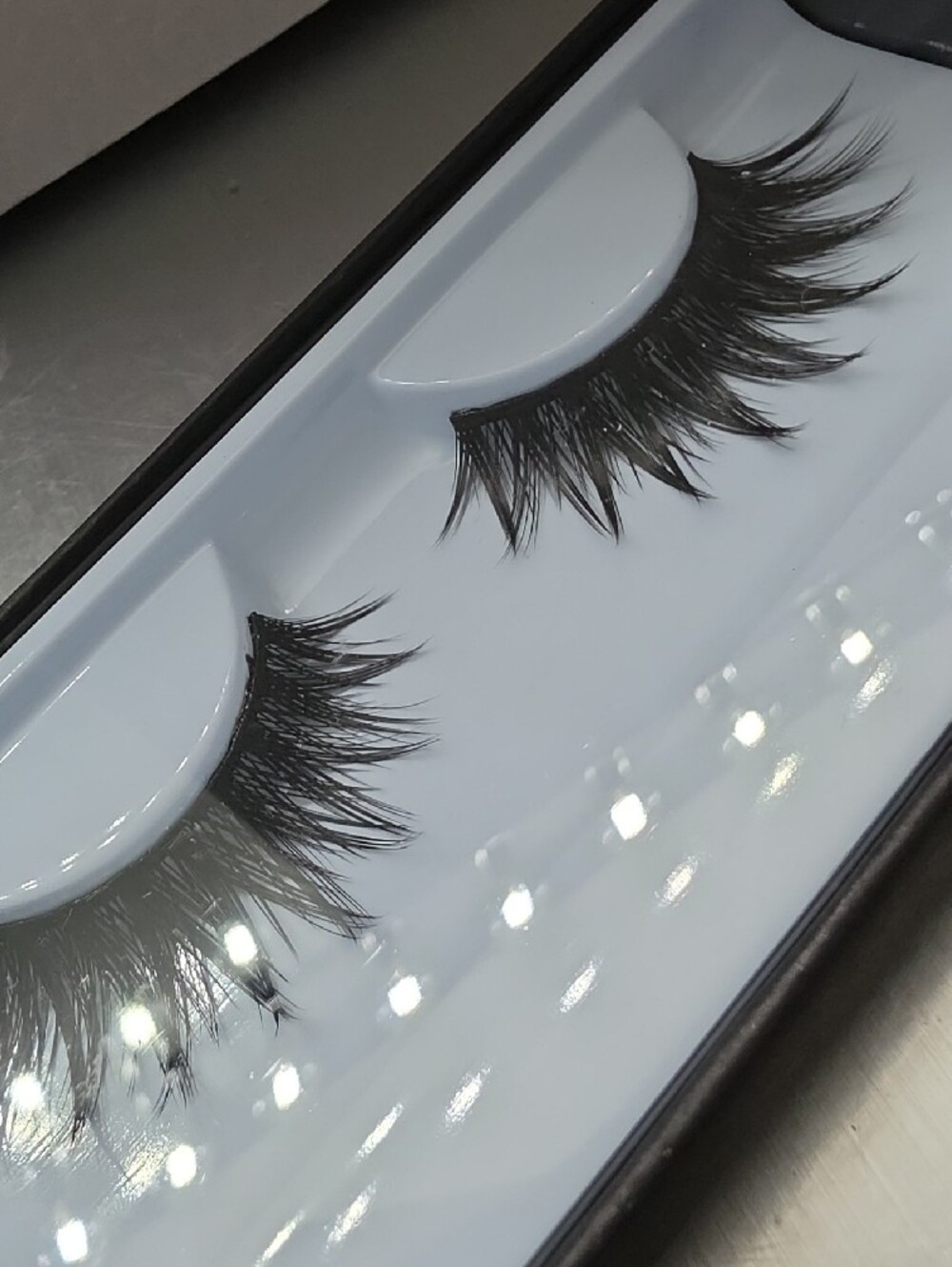 HUDA BEAUTY Sasha #11 Classic False Lashes - Picture 4 of 5